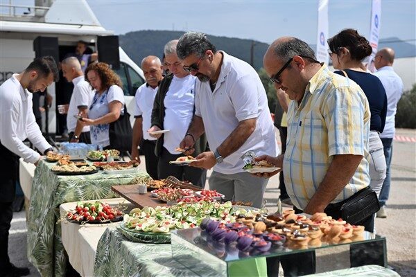 Antalya'da düzenlenen etkinlikte, belediye başkanları, şefler, yazarlar ve halk bir