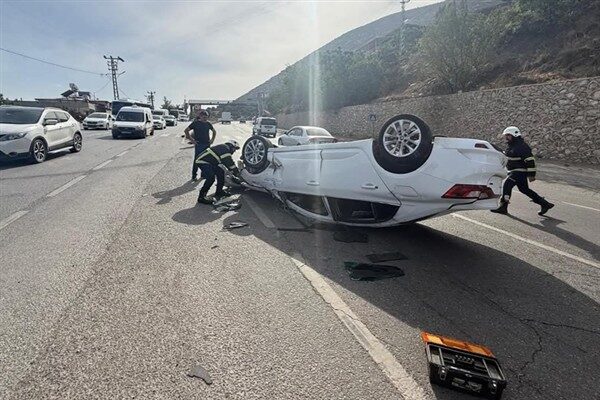Hatay'ın Belen ilçesindeki trafik kazasında sıkışan vatandaşlar itfaiye ekipleri sayesinde
