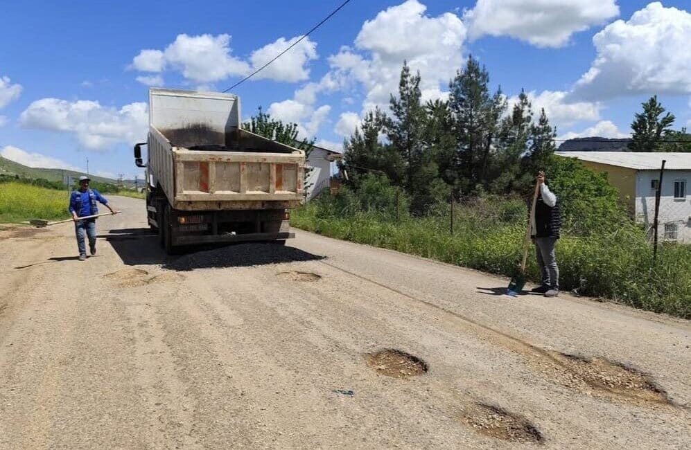 Hazro Belediyesi, Zerguz Yolu'nda başarılı bir asfalt yama çalışması gerçekleştirdi.