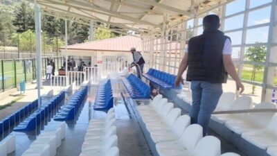 Hazro Belediyesi, stadyum tribünlerinin tazyikli suyla yıkanıp temizlendiğini duyurdu. Bu