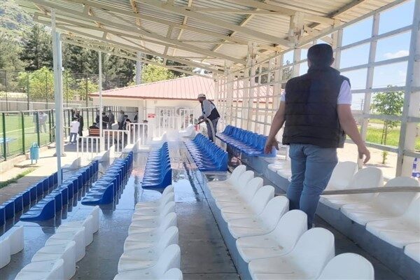 Hazro Belediyesi, stadyum tribünlerinin tazyikli suyla yıkanıp temizlendiğini duyurdu. Bu