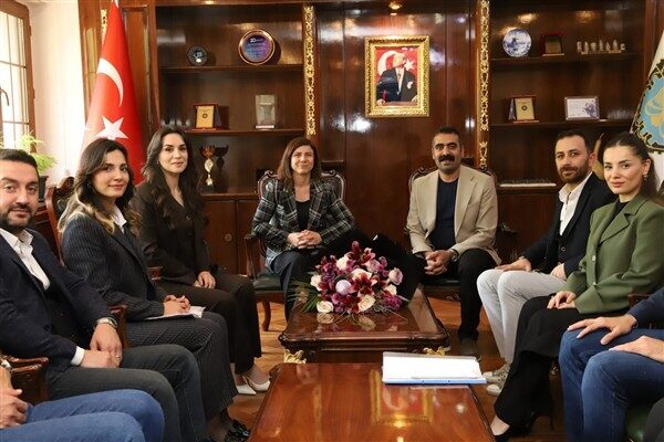 TMMOB İnşaat Mühendisleri Odası Diyarbakır Şubesi Başkanı Helin Aytin ve