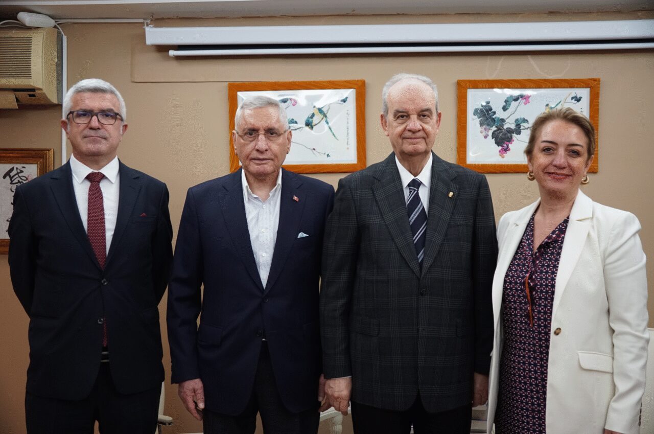 İstanbul'da düzenlenen "İlker Başbuğ'la Lider, Güç ve Strateji" söyleşisinde eski