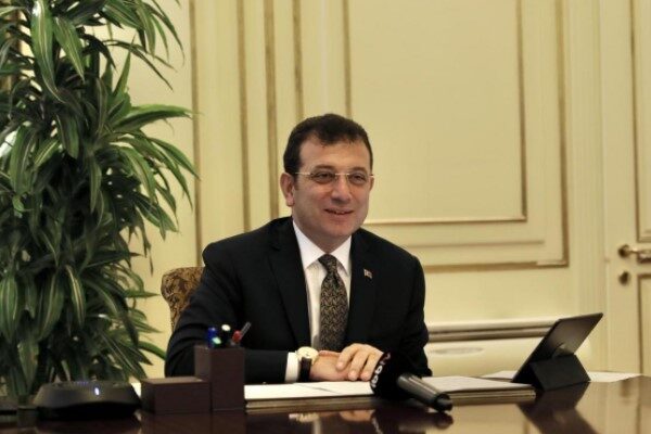İstanbul Büyükşehir Belediye Başkanı Ekrem İmamoğlu, Beyazıt Meydanı'ndaki buluşmada haksızlıklara