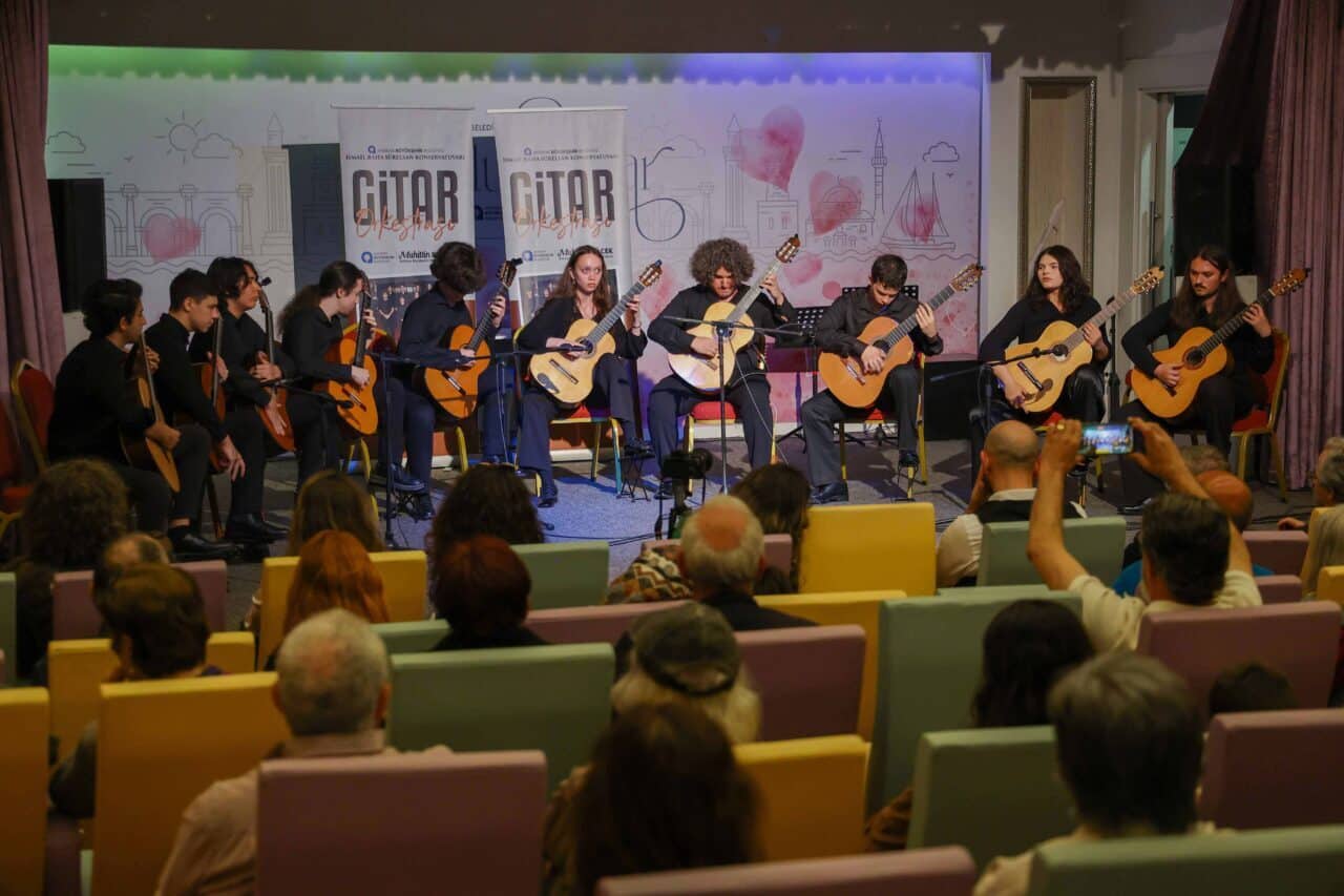 İsmail Baha Sürelsan Konservatuvarı öğrencileri, Bülent Ecevit Kültür Merkezi'nde verdiği