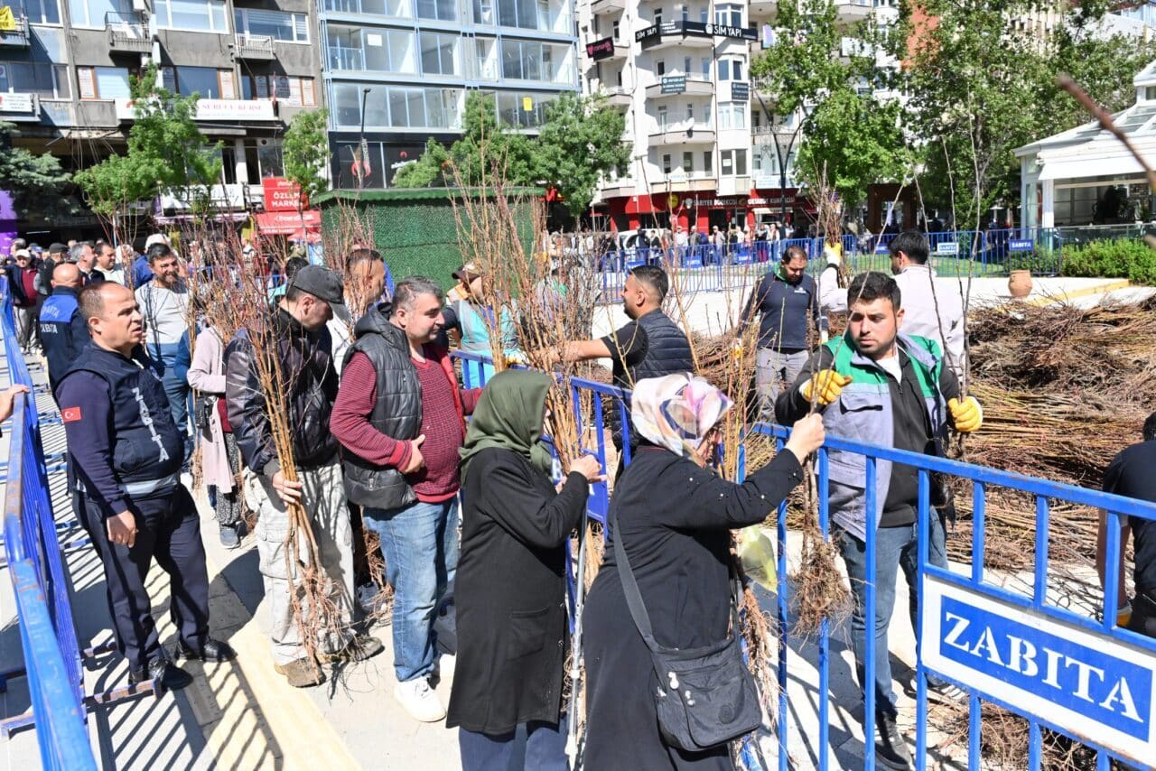Isparta Belediyesi, 3 yıl önce başlattığı ‘Fidanlar Bizden Meyveler Sizden’