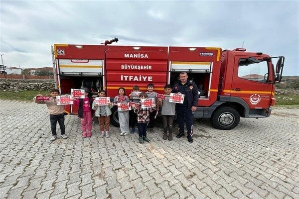 Manisa'daki ilkokul, ortaokul ve liselerde yangın eğitimi verildi. Öğrencilere yangın