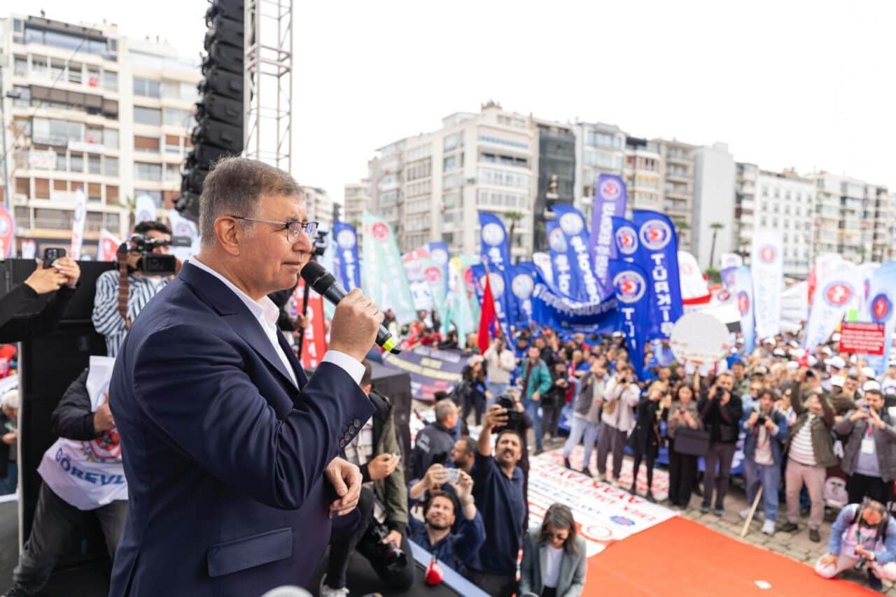 İzmir Büyükşehir Belediye Başkanı Dr. Cemil Tugay, 1 Mayıs'ta emekçilerle