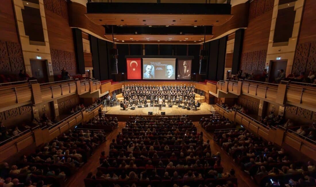 Şef Hüseyin Tolu yönetimindeki 90 kişilik koro, Türk müziğinin seçkin