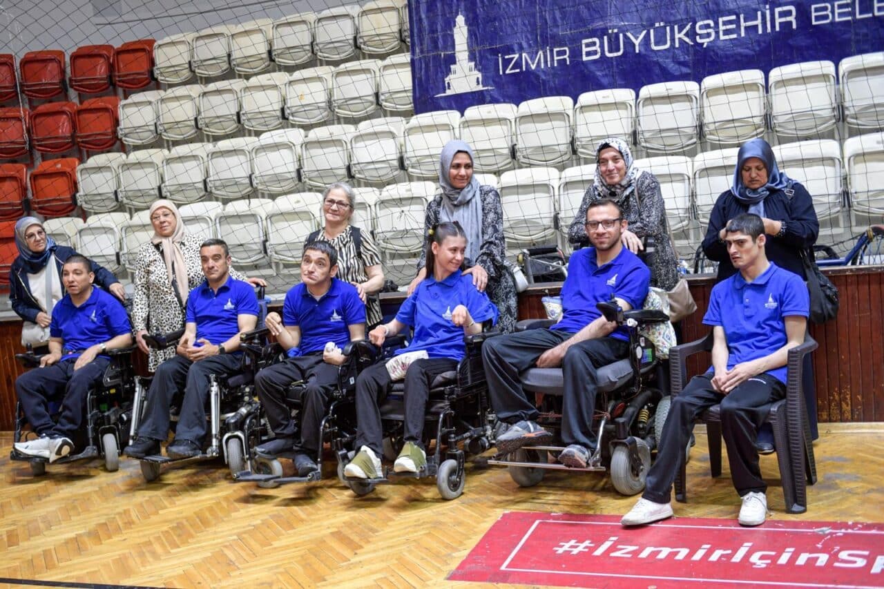 İzmir Büyükşehir Belediyesi Spor Kulübü'nde Anneler Günü kutlaması yapıldı. Sporcuların