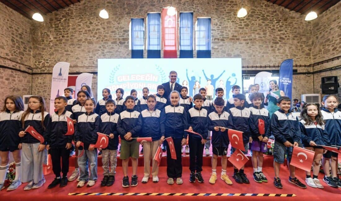 İzmir Büyükşehir Belediye Başkanı Dr. Cemil Tugay, çocukların sportif eğitim