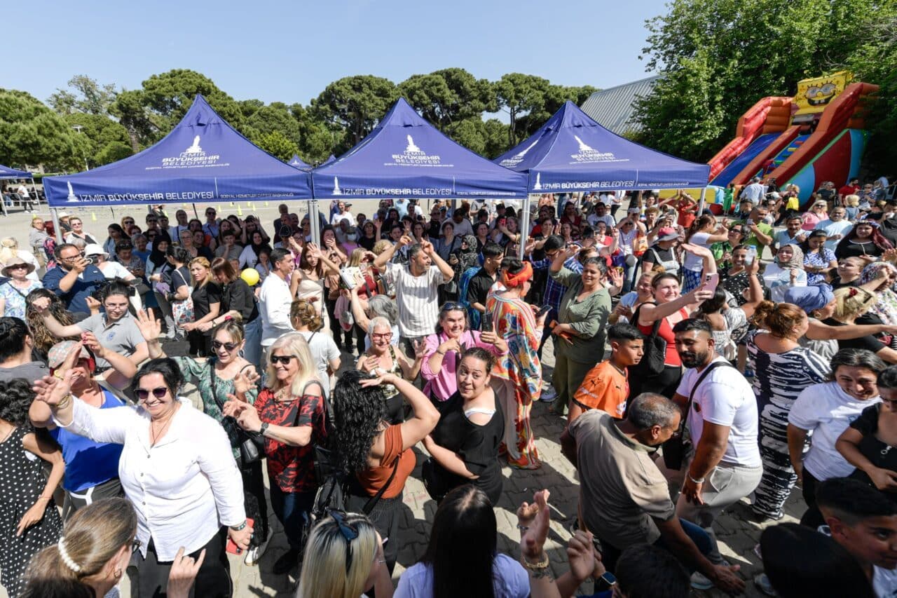 İzmir'de Hıdırellez kutlamaları Kültürpark'ta coşkuyla sürdü. Roman havası eşliğinde dans