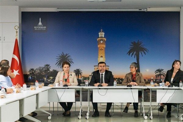 İzmir Büyükşehir Belediyesi, parklardaki su kaynaklarının verimli kullanımı için personele