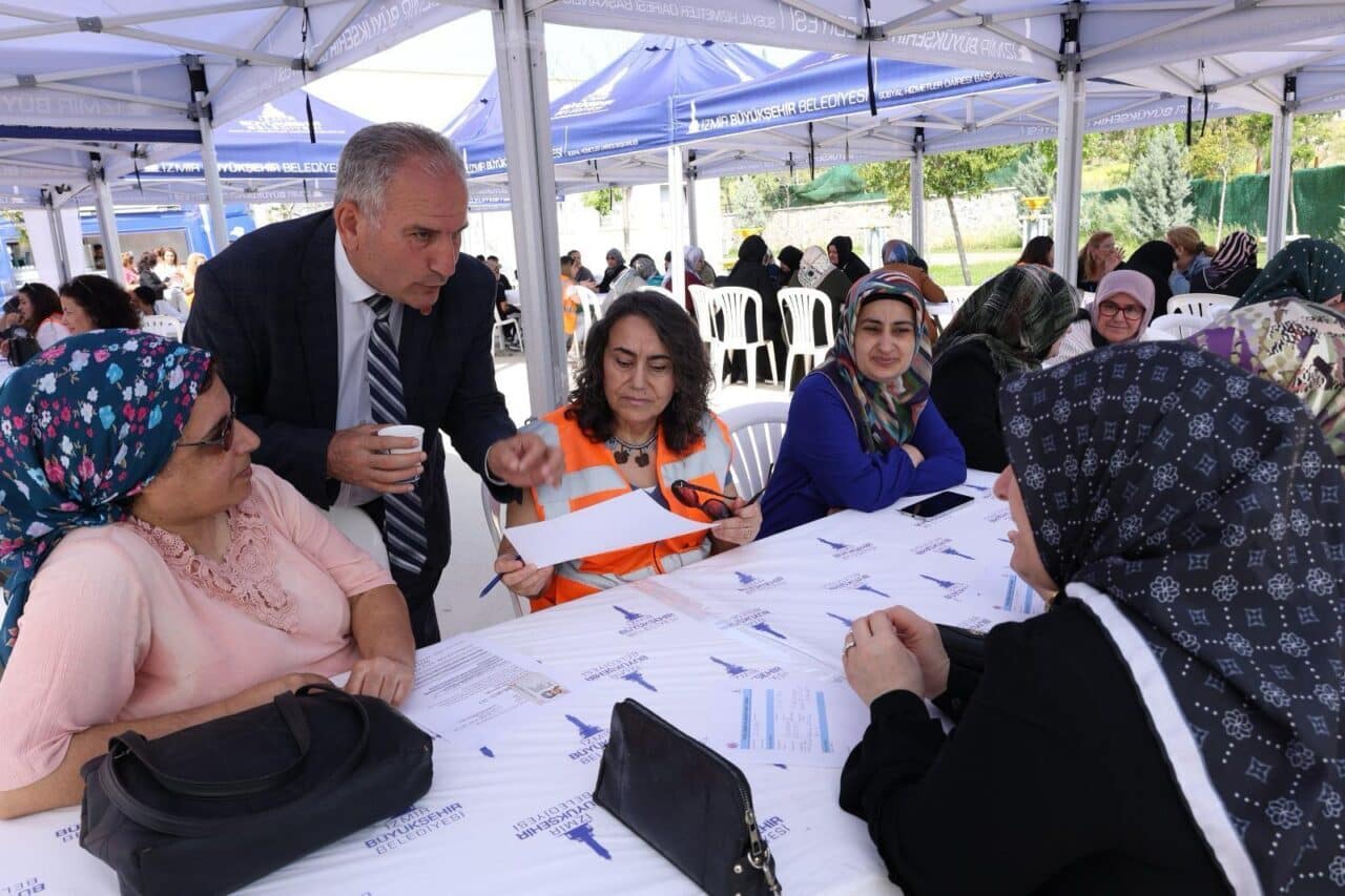 İzmir Büyükşehir Belediyesi, kadınlara yönelik "Sıcak Çaylar, Güçlü Bağlar" buluşmalarını