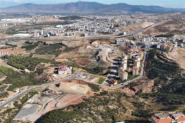 İzmir Büyükşehir Belediye Başkanı Tugay'ın Egeşehir Menemen Konutları Projesi'nde, başvuru