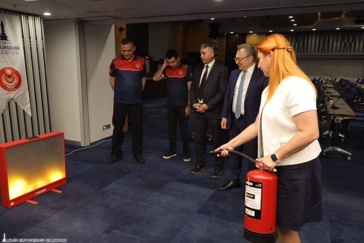 İzmir B. B. ve sektör temsilcileri afet güvenliği toplantısında bir