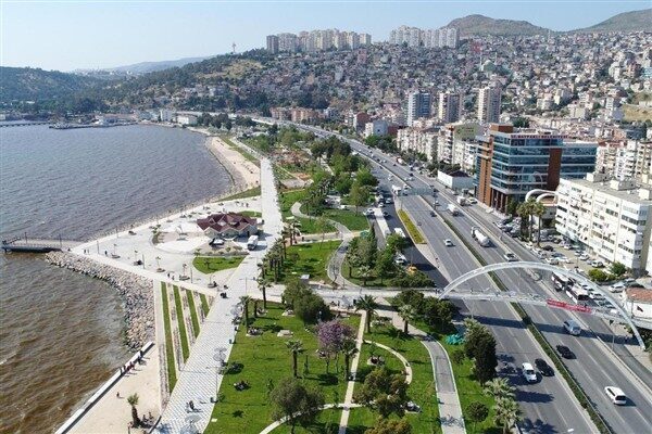İzmir Büyükşehir Belediyesi, afetler sonrasında yurttaşların toplanacağı alanlarla ilgili stratejilerini