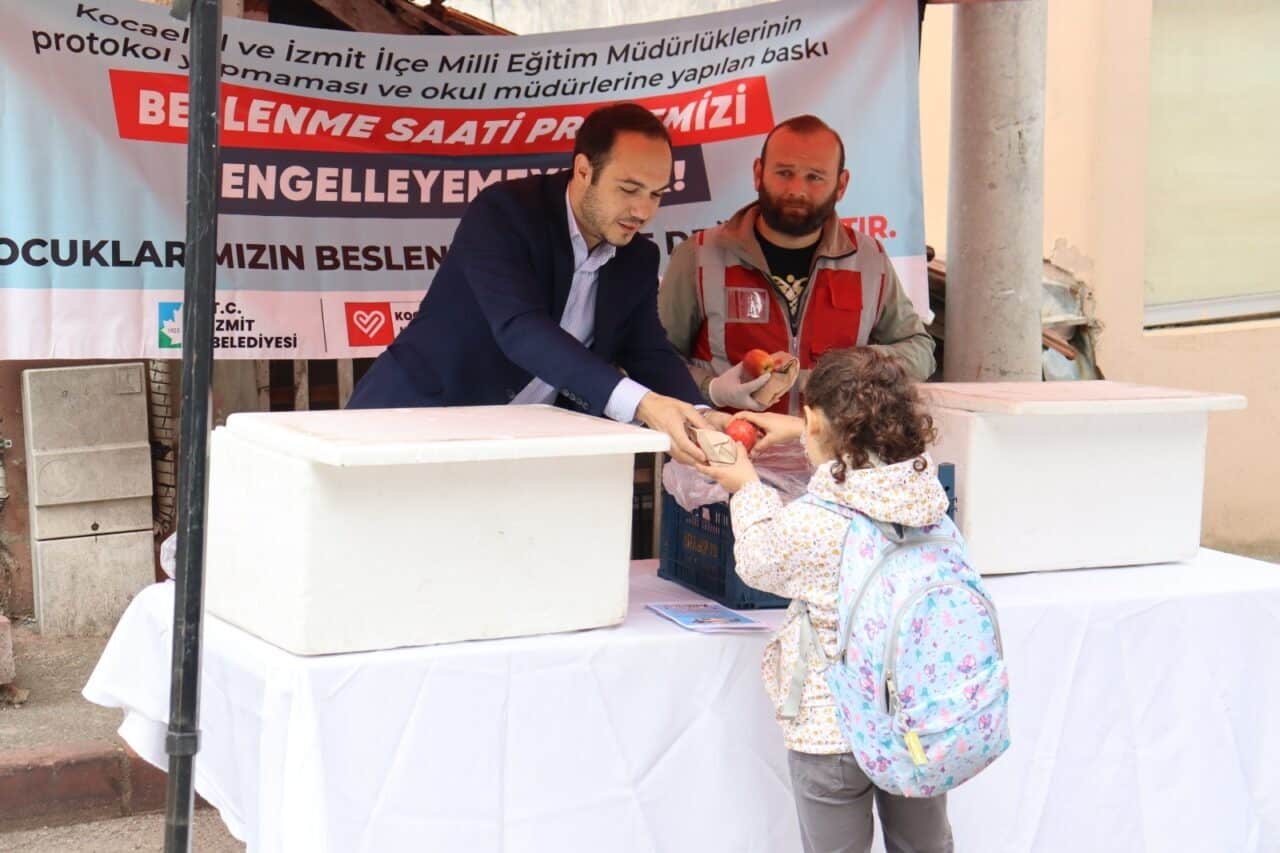 İzmit Belediyesi, "Beslenme Saati" projesi kapsamında Mehmet Akif İlkokulu, Ziya