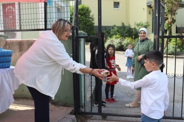 Proje kapsamında ilkokul öğrencilerine her gün bir öğün sağlıklı ve