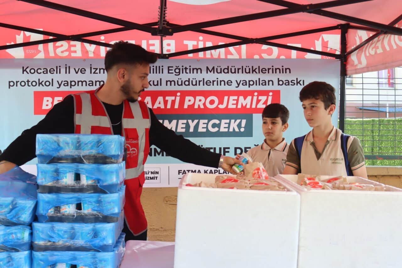 İzmit Belediye Başkanı Fatma Kaplan Hürriyet'in önderliğinde, çocuklara ücretsiz ve