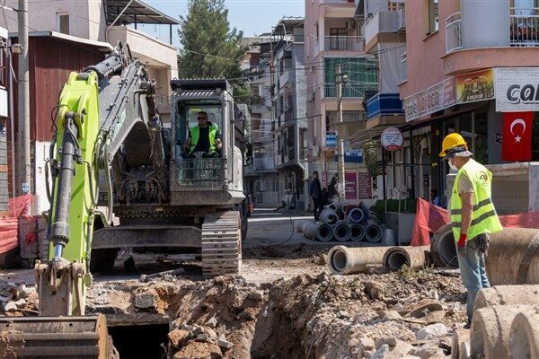 İzmir Büyükşehir Belediyesi, aşırı yağışlar nedeniyle yaşanan taşkınları önlemek amacıyla