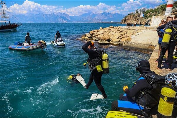 Antalya'da yapilan deniz temizlik etkinliginde 35 dalgicin katilimiyla bir cok