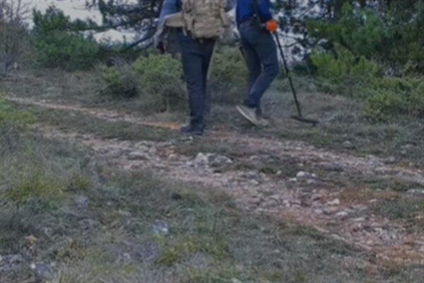 Safranbolulu fotoğrafçı Ömer Faruk Korkmaz'ın Sarıçiçek Yaylası'nda kurduğu fotokapanda definecilere