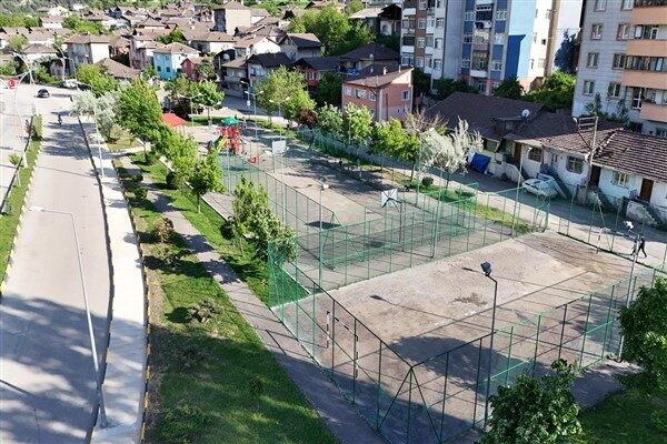Karabük Belediye Başkanı Özkan Çetinkaya, parkların modernizasyon çalışmalarını yerinde inceledi.