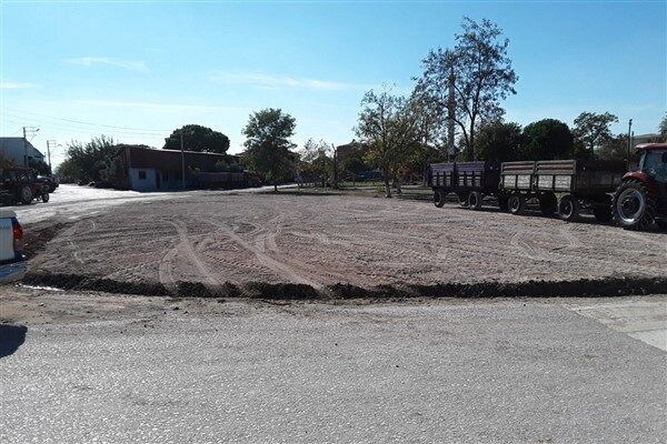 Mahallede parke taş tamir çalışmaları hızla devam ediyor. Aynı zamanda