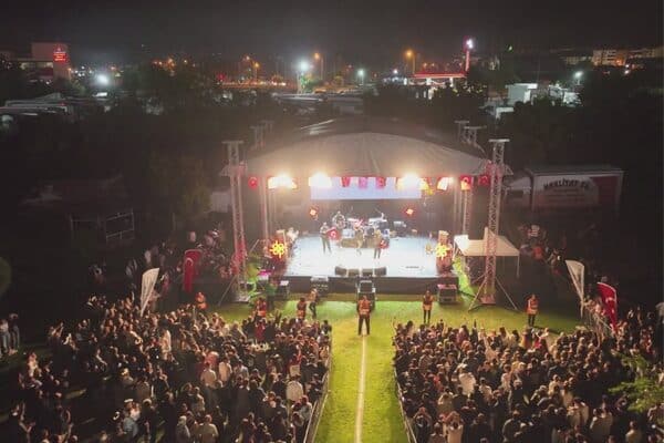 Pazar akşamı gerçekleştirilen etkinlik, DJ Ali Toprak’ın performansıyla başladı. Parkı
