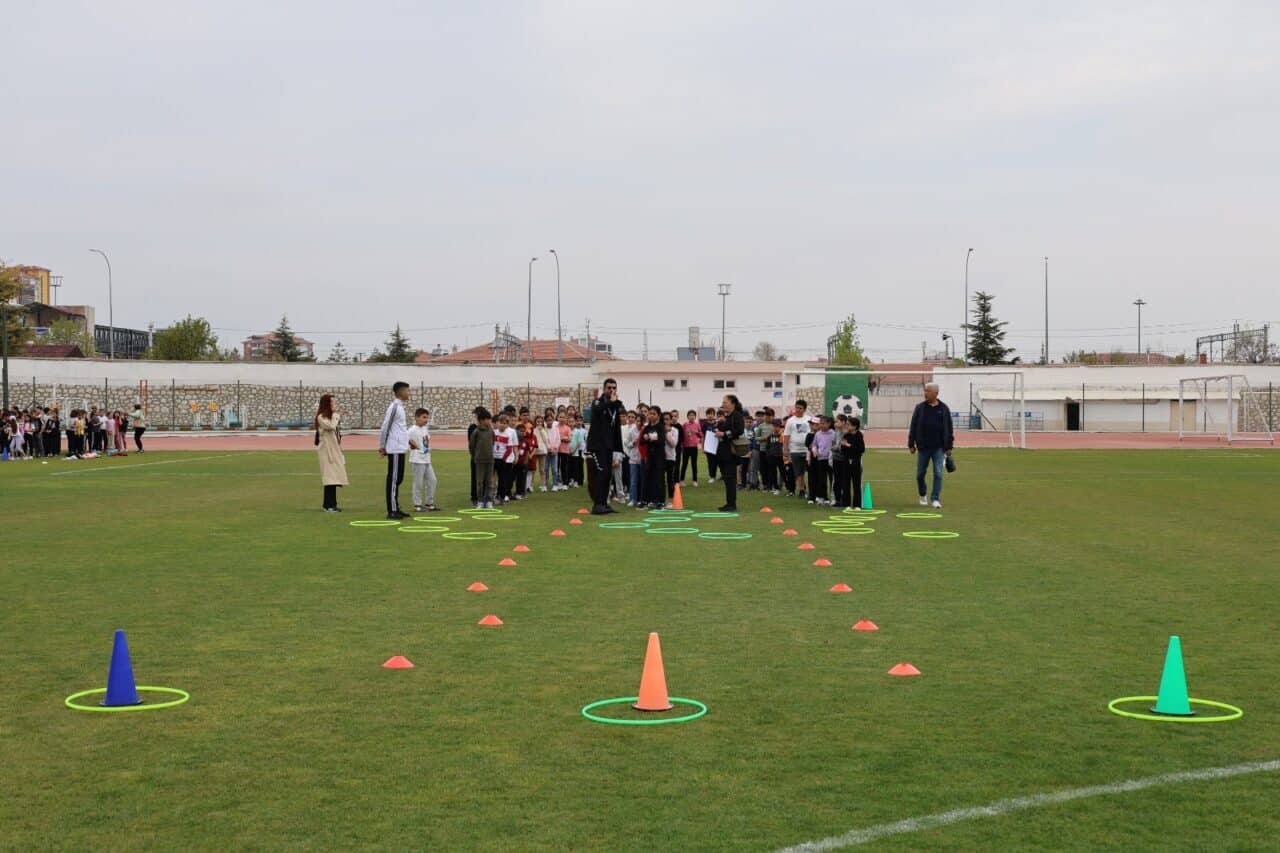 Karaman'da gerçekleşen etkinlikte Piri Reis İlkokulu öğrencileri atletizmde yarıştı. Gençlik