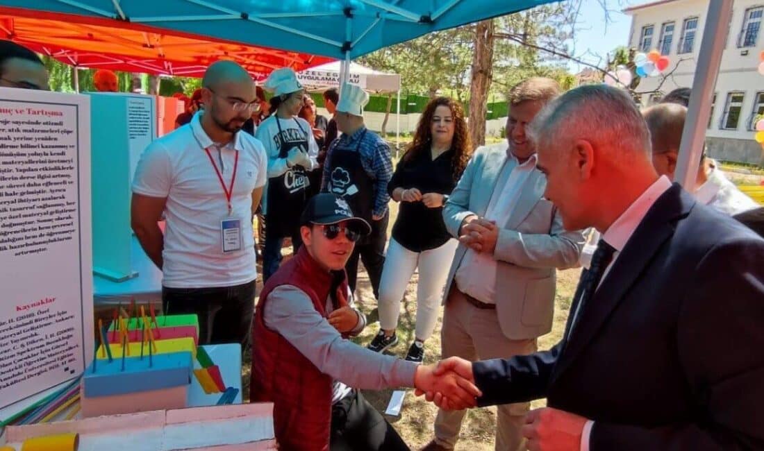 Karaman Özel Eğitim Uygulama Okulu (II. Kademe) öğretmen ve öğrencileri,
