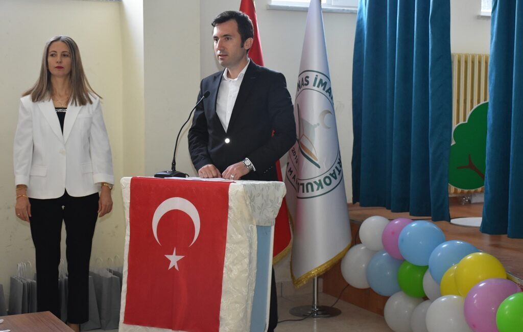 “Masal Âleminin Nehrinden Akanlar” başlığıyla düzenlenen programda, öğrenciler masalları sahneye