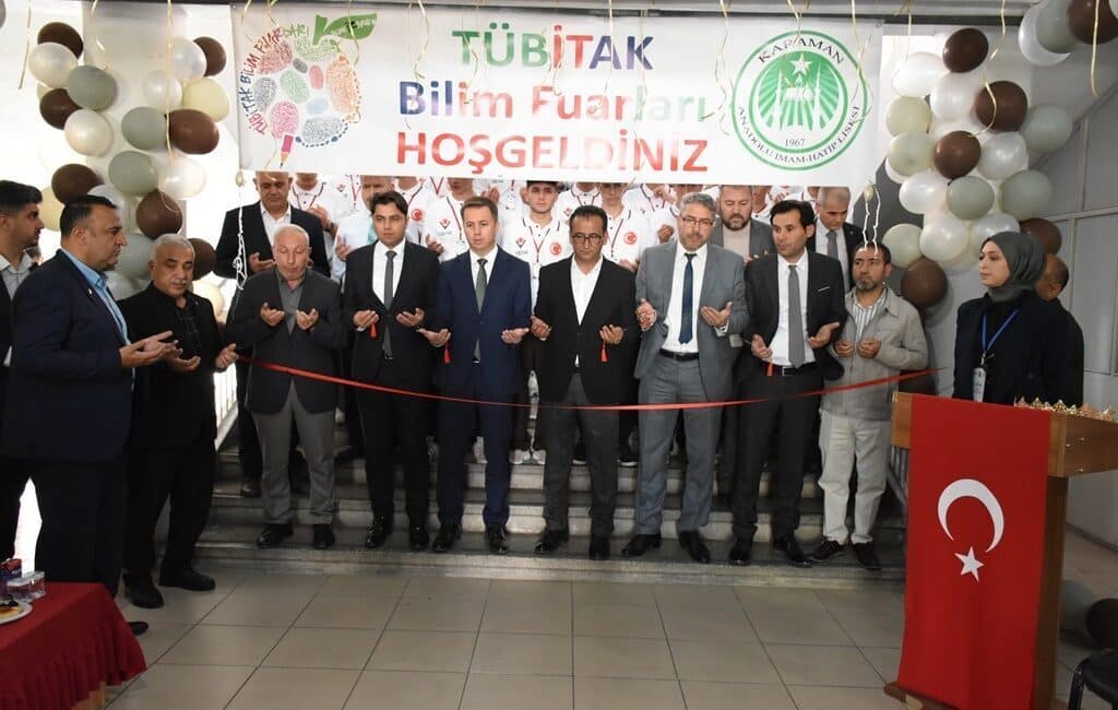 Programın açılış konuşmasını Okul Müdürü Mustafa Özer yaptı. Açılış kurdelesi,