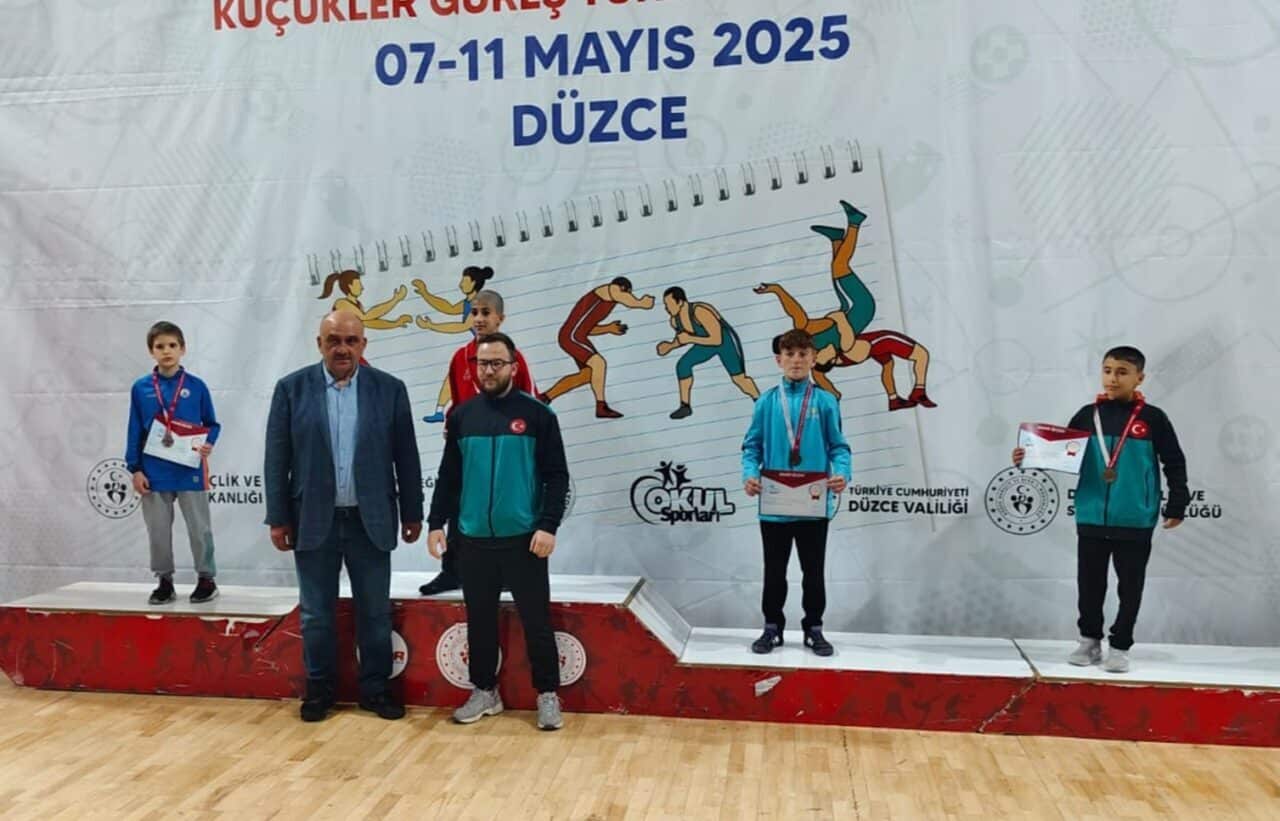 Düzce’de gerçekleştirilen Okullar Arası Grekoromen Güreş Türkiye Şampiyonası’nda Karamanlı genç