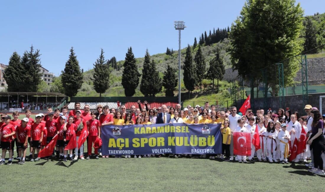 Kutlama programı sabah saatlerinde Atatürk Anıtı’na çelenk sunumuyla başladı. İlçe