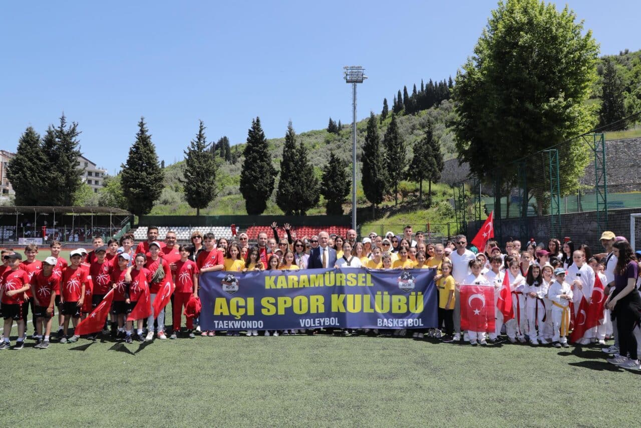 Kutlama programı sabah saatlerinde Atatürk Anıtı’na çelenk sunumuyla başladı. İlçe