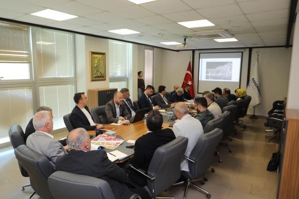 Karamürsel Belediye Başkanı Ahmet Çalık'ın ev sahipliğinde gerçekleşen toplantıya Kocaeli