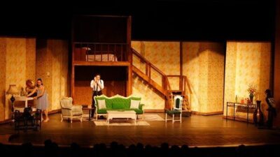 Peter Shaffer'in yazdığı oyun, Yıldız Serpen'in çevirisiyle sahnelenirken yönetmenlik Necmettin