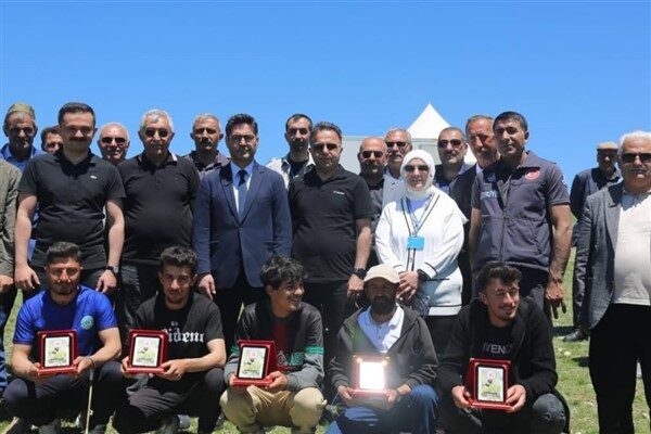 Erzurum Büyükşehir Belediyesi’nin destekleriyle düzenlenen Ters Lale Festivali, bölge halkı