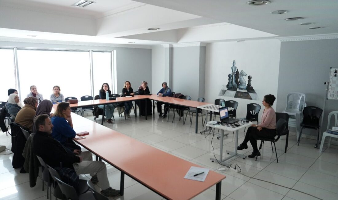 Seminerde sağlıklı bir evlilik için iletişim, empati, saygı, sevgi dili