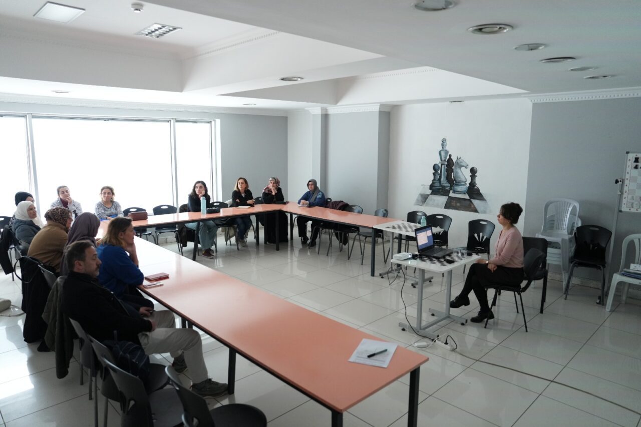 Seminerde sağlıklı bir evlilik için iletişim, empati, saygı, sevgi dili