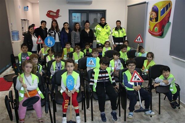 Kartal Belediyesi Trafik Eğitim Parkı'nda düzenlenen etkinlikte, kreş öğrencileri trafik