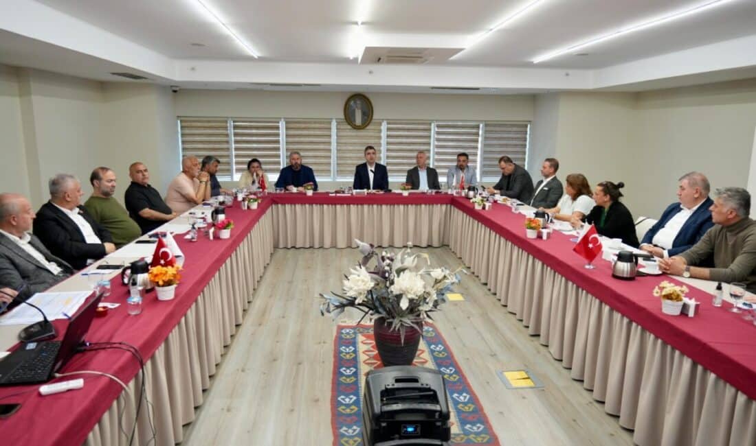 Kartal Belediye Başkanı Gökhan Yüksel, toplantıda mahalle sorunları, kentsel dönüşüm,