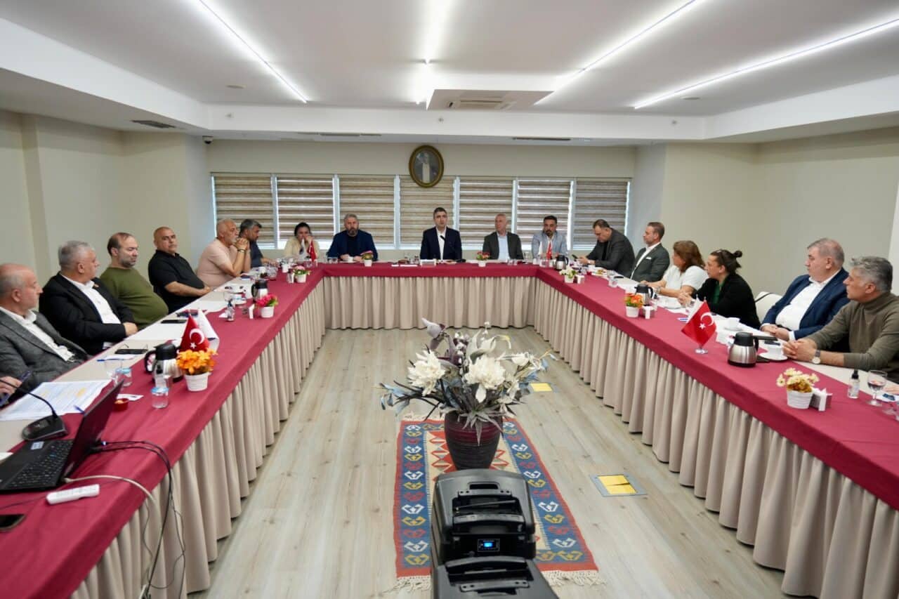 Kartal Belediye Başkanı Gökhan Yüksel, toplantıda mahalle sorunları, kentsel dönüşüm,