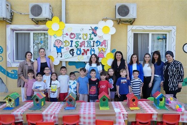 Kreş öğrencileri için, açık havanın keyfini çıkarmak, oyun oynamak ve