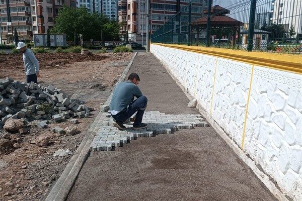 Kayapınar Belediyesi, öğrencilerin okula güvenli şekilde gitmelerini sağlamak için kaldırımlarda