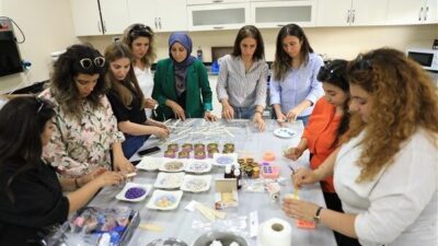 Kadınlar, Mum Atölyesinde yaratıcılıklarını sergileyerek özgün ve estetik mumlar üretti.