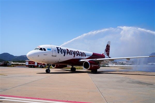Kazakistan’ın başkenti Astana’dan kalkan Fly Arsytan havayolu şirketine ait uçak