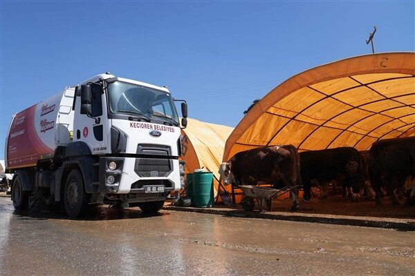 Günlük gerçekleştirilen çalışmalarda süpürge araçları, tankerler ve tazyikli suyla alan